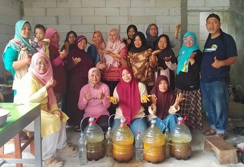 Surakarta Daily | Berlatih Membuat Asam Amino dan Probiotik untuk Ternak Ayam Rumahan